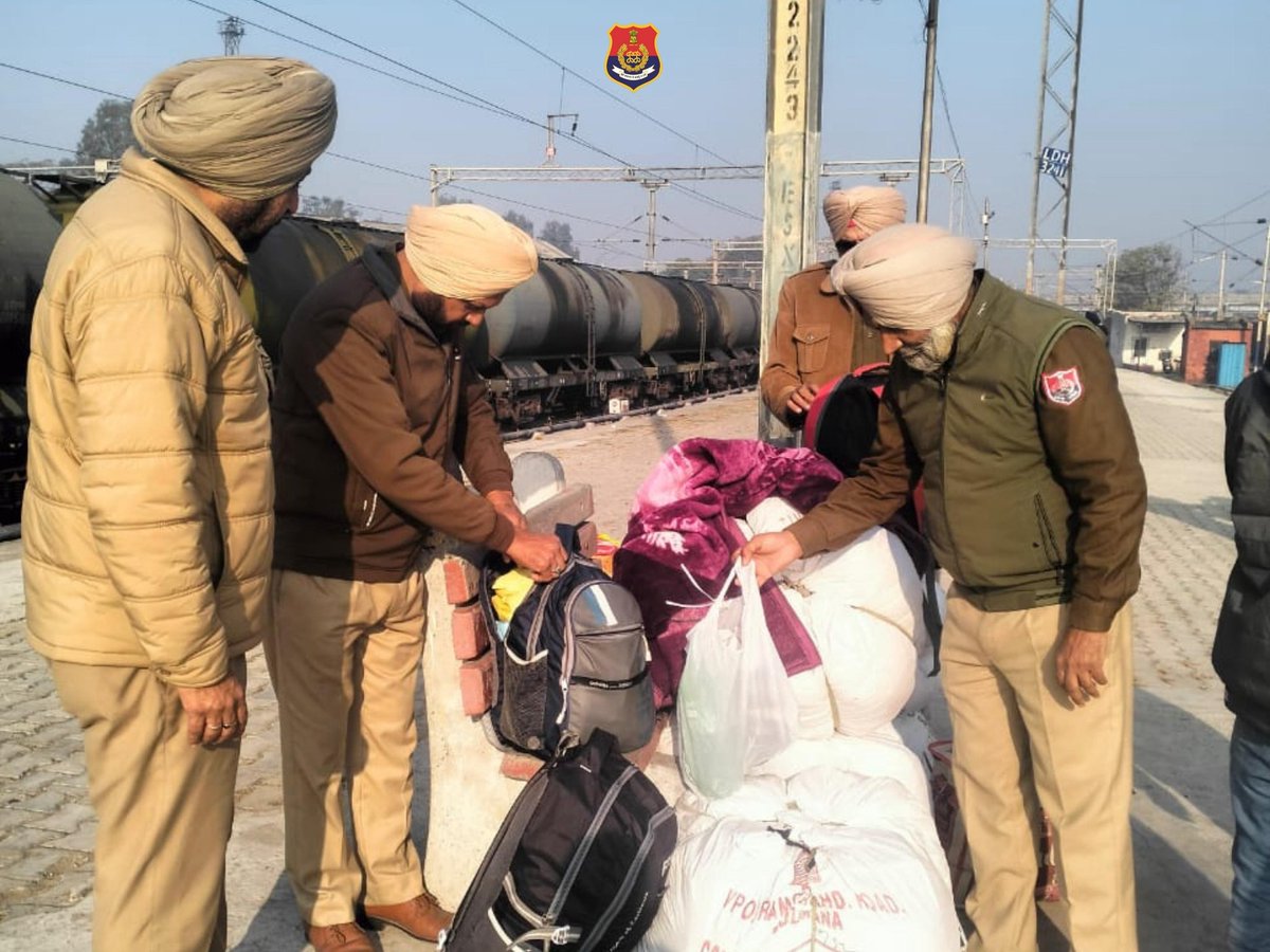 Ludhiana_Police's tweet image. Commissionerate Police ludhiana conducted Cordon And Search Operation (CASO) at city's Railway station. Senior officers taking the lead briefed the force and checked suspicious persons.

#PunjabPolice #CASO #YourSafetyOurPriority