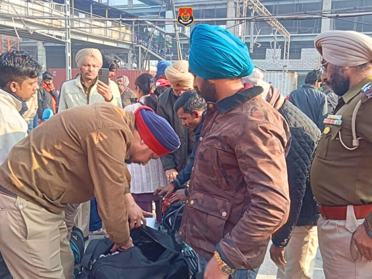 Ludhiana_Police's tweet image. Commissionerate Police ludhiana conducted Cordon And Search Operation (CASO) at city's Railway station. Senior officers taking the lead briefed the force and checked suspicious persons.

#PunjabPolice #CASO #YourSafetyOurPriority