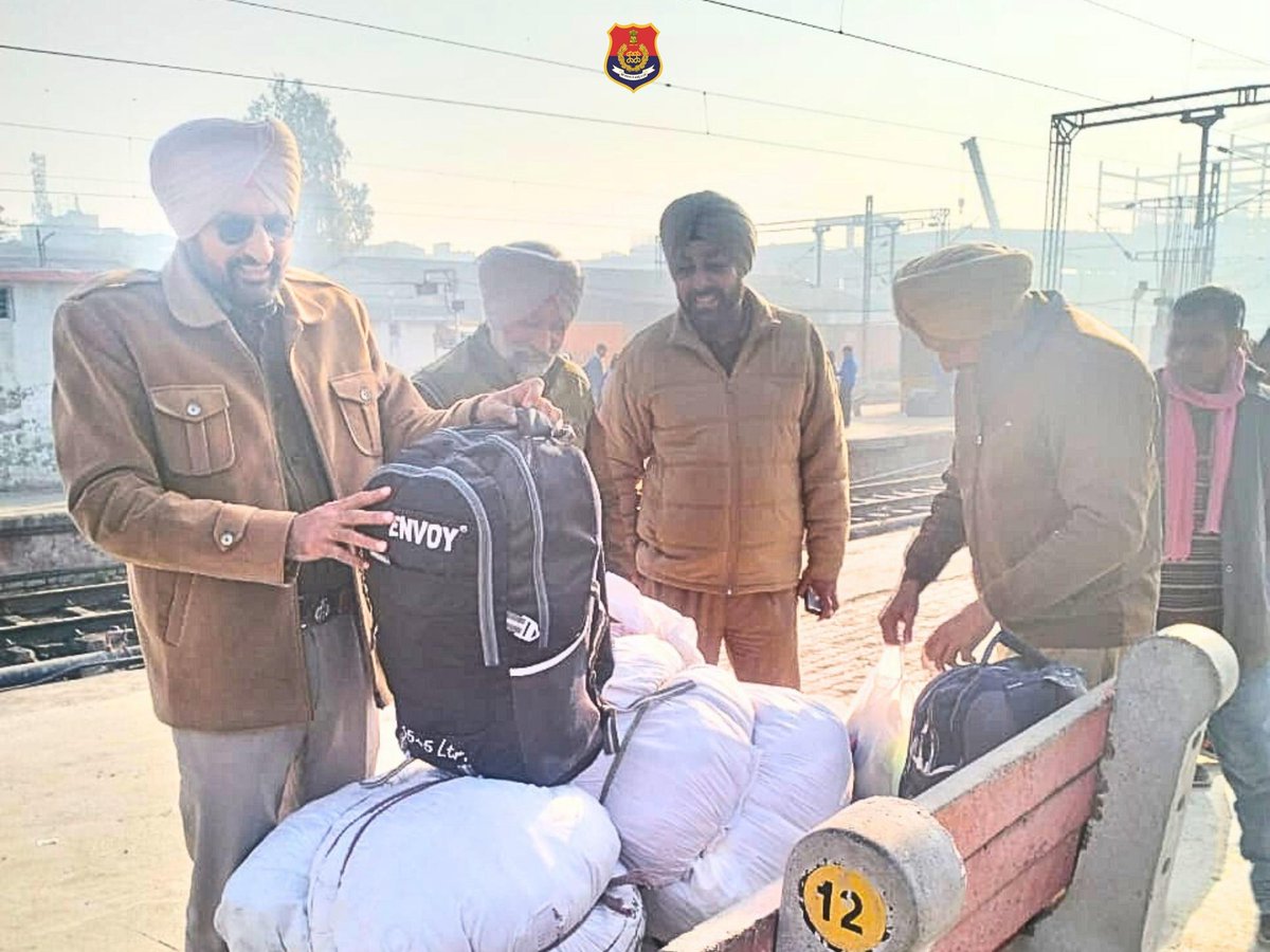 Ludhiana_Police's tweet image. Commissionerate Police ludhiana conducted Cordon And Search Operation (CASO) at city's Railway station. Senior officers taking the lead briefed the force and checked suspicious persons.

#PunjabPolice #CASO #YourSafetyOurPriority