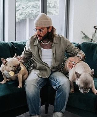 Protect_Wldlife's tweet image. Pete Wicks faced criticism for saying he prefers d
Dogs to most people.

During a an interview he said “I prefer Dogs to most people. Dogs never let you down or gossip about you, give me a Dog any day. At least Dogs don't take offence when you say something they don't like! And…