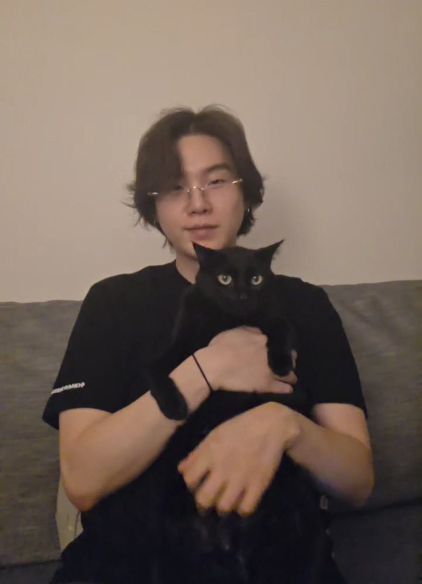 ユンギの猫ちゃん😭😭😭
名前は탕タン(シュガ/砂糖/ソルタン)のタン😭😭😭