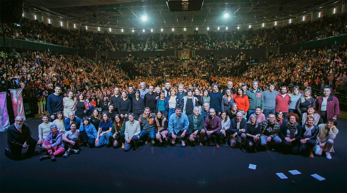 EHEbizi's tweet image. Atzokoa ikaragarria izan zen, zorionak hori posible egin zenuten guztioi!

Milaka euskaltzalek erantzun diogu pizkundearen deiari, beraz, iritsi da antolatzeko eta euskararen borrokan beste urrats bat emateko unea.

Euskaltzaleon garaia da
Ekainaren 13an ere, bete dezagun Iruñea!