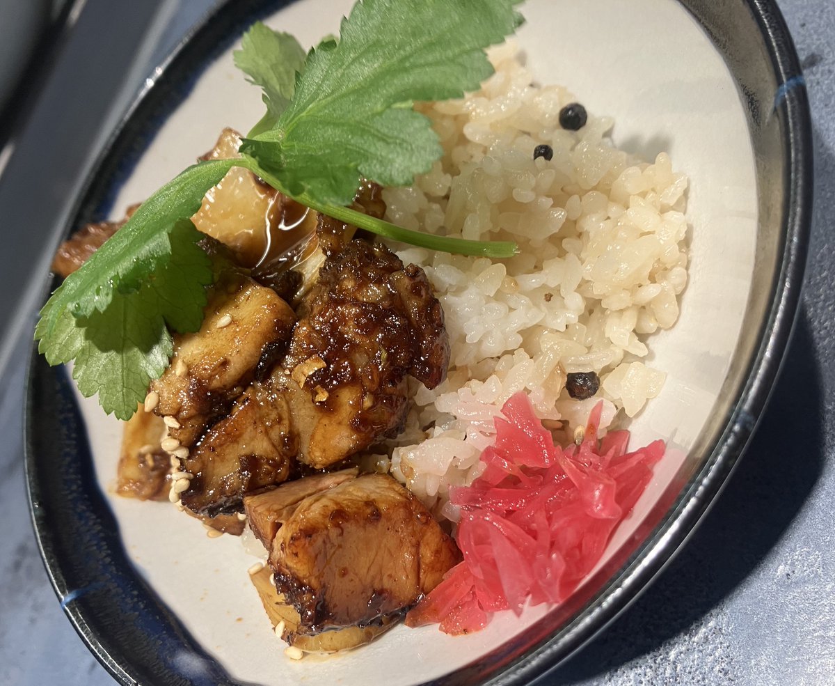 うずとかみなり＠本鵠沼
醤油RAMENプレミアム＆四万十ポーク胡椒飯

うずかみ納め
プレミアムな醤油は相変わらず極上
胡椒飯も最高
お土産雷SOBAも無事にゲットして年越しラーメンの準備も完了👍

久我くんラストラン応援してます📣✨
お店も楽しみ😊