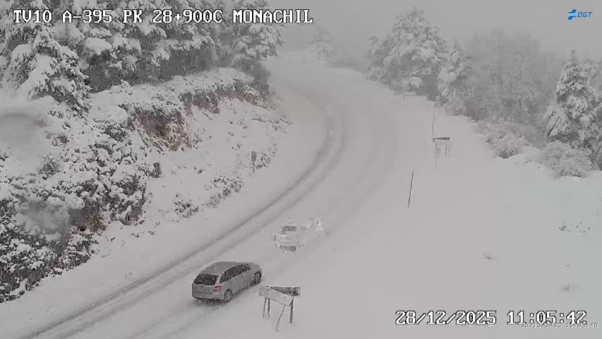 📢❄️Por nieve, un total de 12 vías secundarias afectadas, siendo intransitables (⚫️), obligatorio uso de cadenas (🔴), prohibido acceso a camiones (🟡) 

📍Almería
⚫️A-1178 Bacares
⚫️AL-5402 Bayárcal

📍Granada
⚫️A-4025, A-395 Sierra Nevada
🔴A-4030 Güéjar Sierra