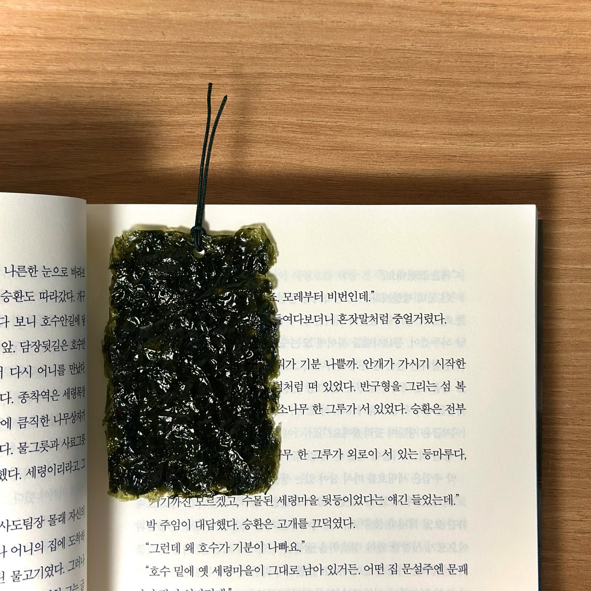 make_a_fake's tweet image. 김 책갈피 오픈합니다 🍙

🗓️ 12/30 12:00(p.m) 오픈 

! 오픈기간 할인 !
-&amp;gt; 12/30 ~ 1/6 까지 
🔗mkt.shopping.naver.com/link/695104972…

* 주문제작이라 발송까지 4-7일 소요될 수 있습니다

짜지 않고, 기름지지 않고, 부서지지 않는 김 책갈피 하나 장만하세요 ▋