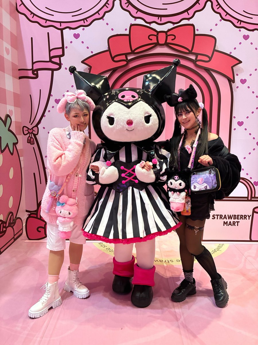 メロクロイヤーに滑り込んできた🍓💀🎀
おそろいリボン🎀🎶
メロクロさんにお会いできたよ嬉しかったよ〜〜😭😭😭😭🩷💜🩷💜