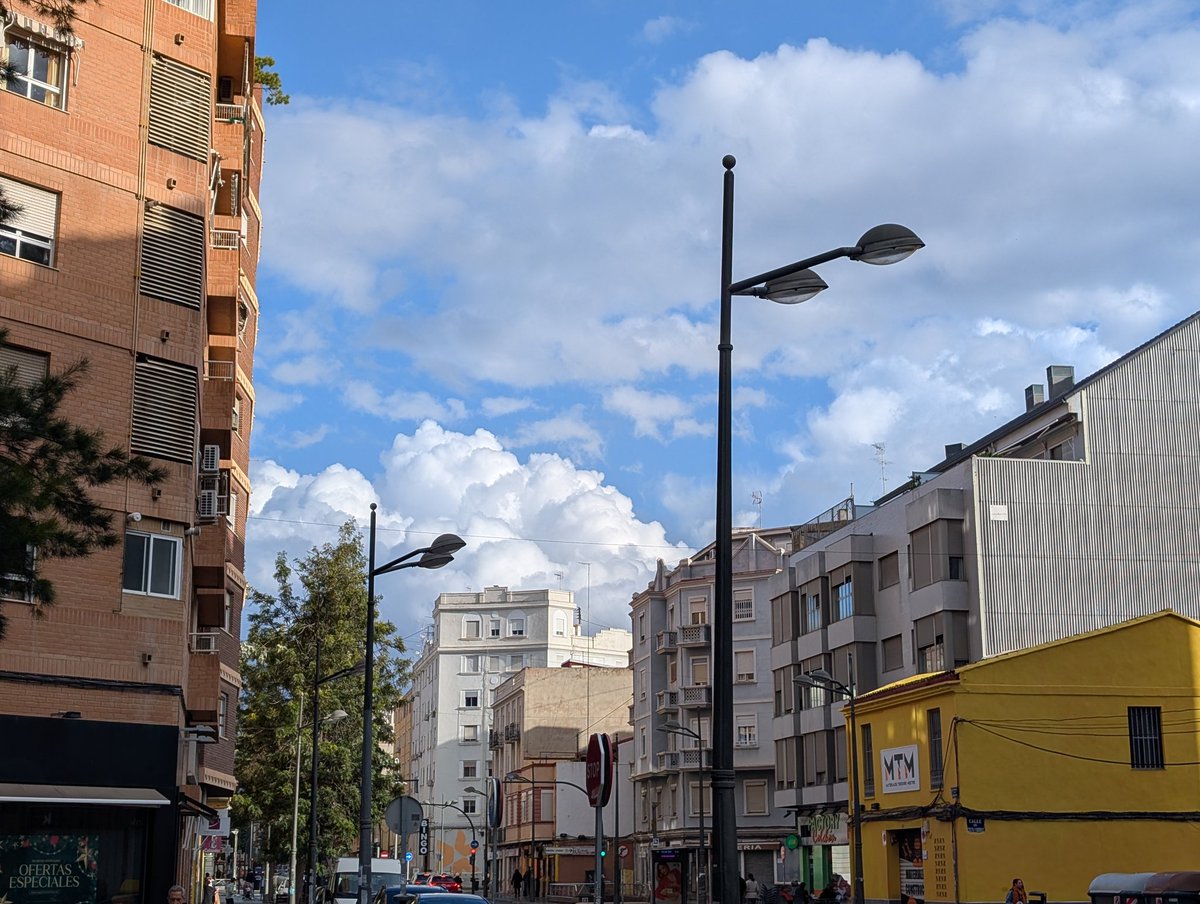 webDM1's tweet image. Imagino que luego caerá bastante agua...porque para decretar alerta naranja, algo habrá.

Lo que no entiendo de @AjuntamentVLC es que cierre Parque Padre Jofre x Gaspar Aguilar, pero se pueda entrar por detrás (c/José Pérez Fuster)
Incluso se entra con coche 🚗🚗 
Es absurdo