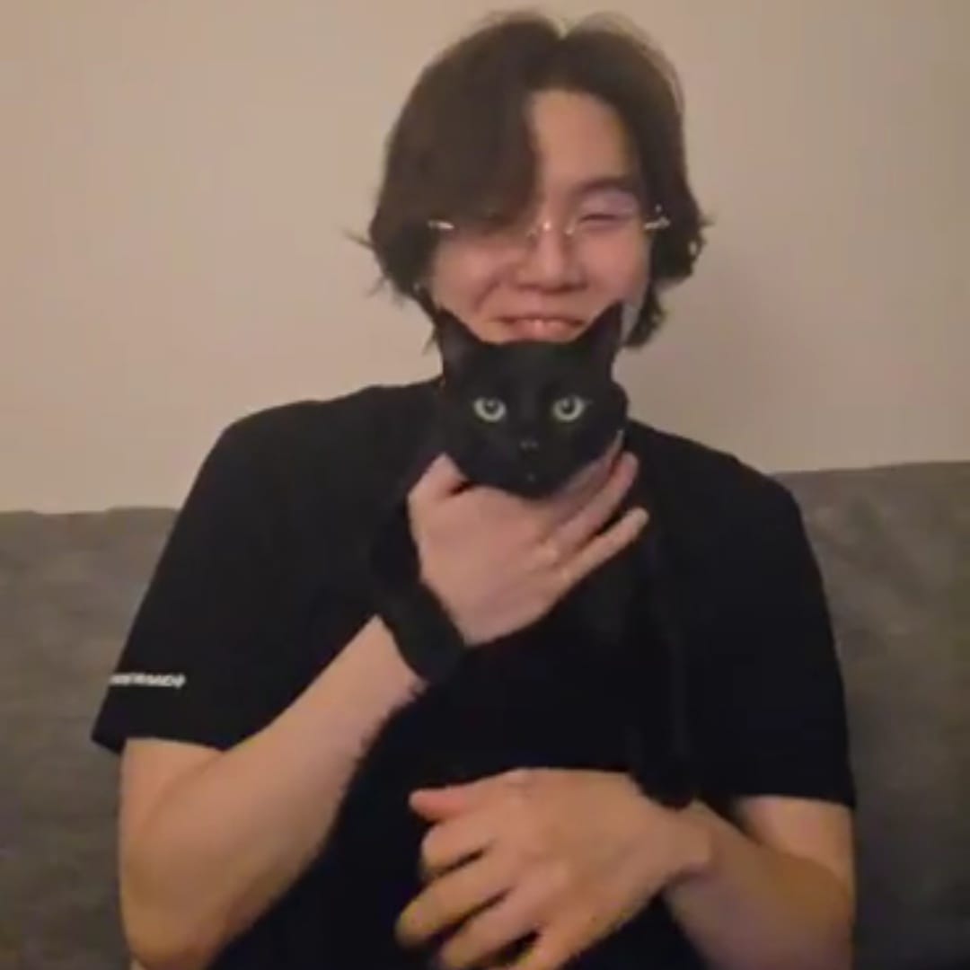 BTSTrendSongs's tweet photo. YOONGI IS LIVE WITH HIS CAT

(my Weverse Crashed 😭😭😭😭😭😭😭😭😭😭😭😭😭😭😭😭😭😭😭😭) https://t.co/LjiWjwGLhu