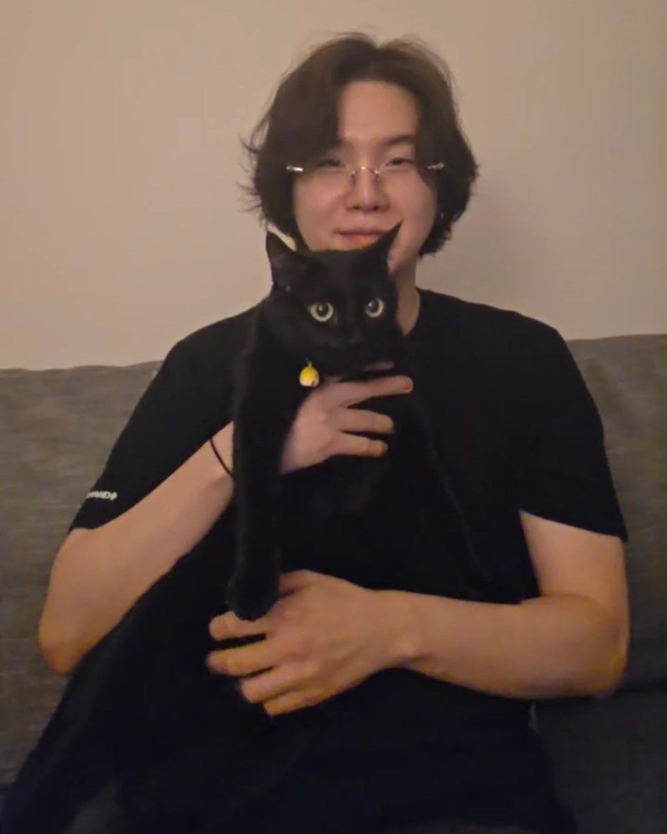 soultthv's tweet photo. o yoongi adotou um gato preto que se chama Suga. Vocês não sabem, mas eu TÔ CHORANDO IGUAL UMA DESGRAÇADA EM POSIÇÃO FATAL 😭😭😭😭😭😭😭😭😭😭😭😭😭😭😭😭🤏🏻 https://t.co/13PzG3q6YJ