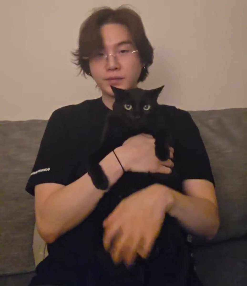 kimjeonayesha's tweet image. YOONGI HAS A CAT NOW THE CAT NAME IS TANG 
OUR CAT HAS A CAT NOW 
OHH MY SHYLA WATCHING HIS SMILE MAKE ME SO HAPPY 

MIN YOONGI 
SUGA
YOONGI CAME LIVE 
YOONGI CAME HOME 
THANK YOU YOONGI 
WE LOVE YOU YOONGI