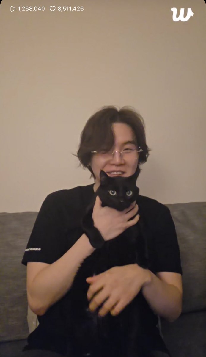 kimjeonayesha's tweet image. YOONGI HAS A CAT NOW THE CAT NAME IS TANG 
OUR CAT HAS A CAT NOW 
OHH MY SHYLA WATCHING HIS SMILE MAKE ME SO HAPPY 

MIN YOONGI 
SUGA
YOONGI CAME LIVE 
YOONGI CAME HOME 
THANK YOU YOONGI 
WE LOVE YOU YOONGI