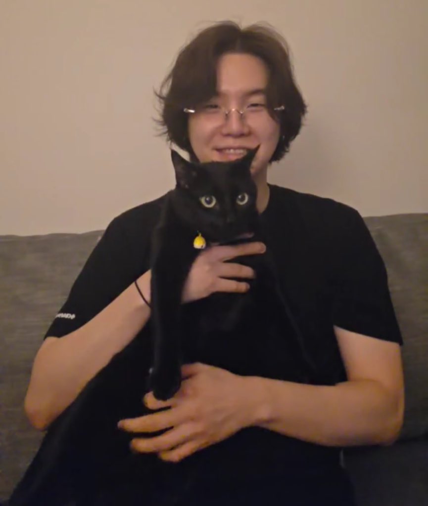 btschartbully's tweet image. 3 years ago, we all found out yoongi has a black cat through a screenshot of his gallery and today yoongi is cutely showing tang off and cuddling with him on live 😭