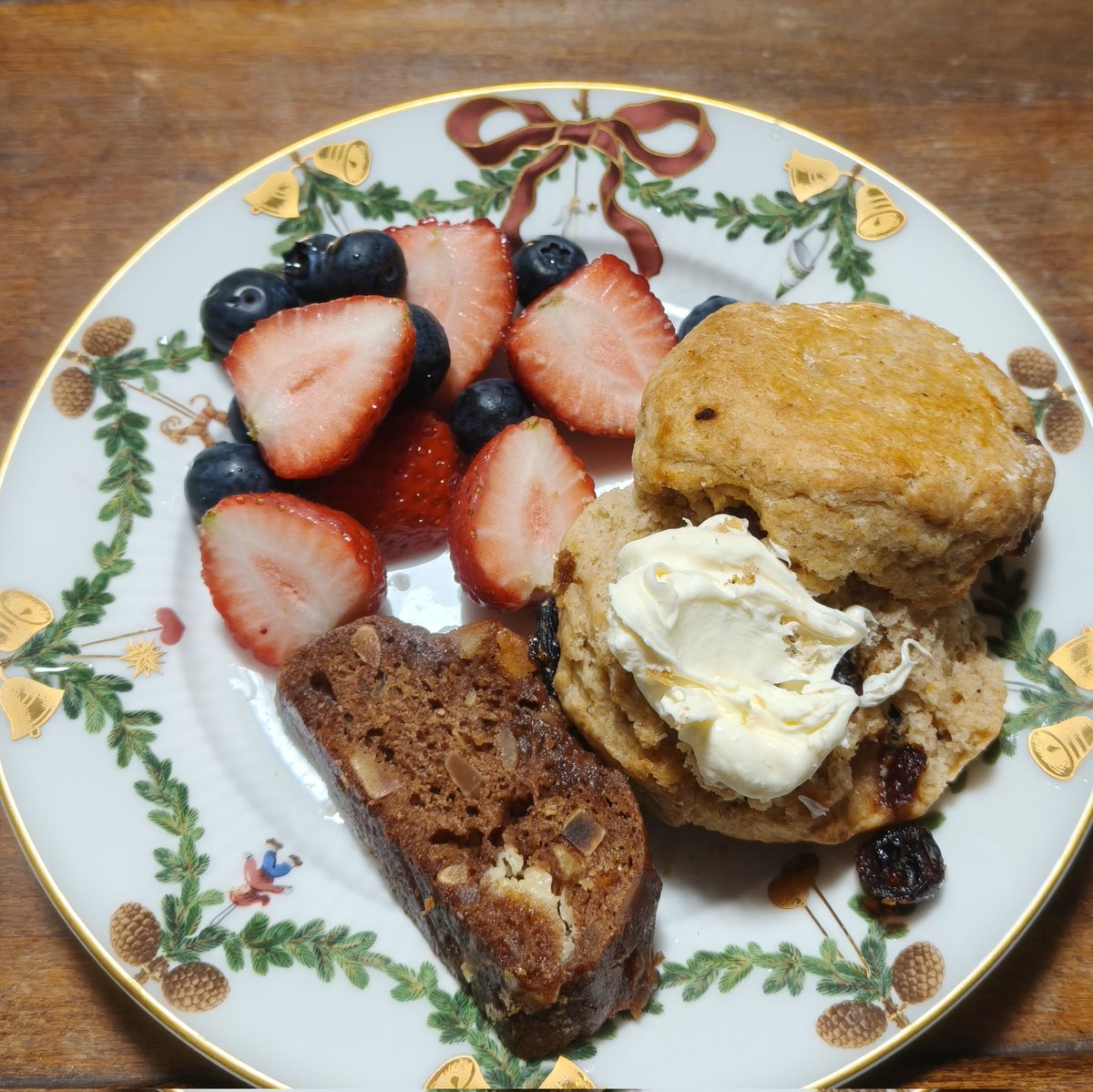 komugiさんのホリデースコーンとlittle tea roomさんのシュトーレンスコーン
英国小麦とドライフルーツスパイスたっぷりのホリデースコーンとスコーンというか生地感以外ほぼシュトーレンなリッチスコーン
フルーツやナッツが贅沢に入れられて冬にピッタリ🎄クリスマスティーといただきました🥰