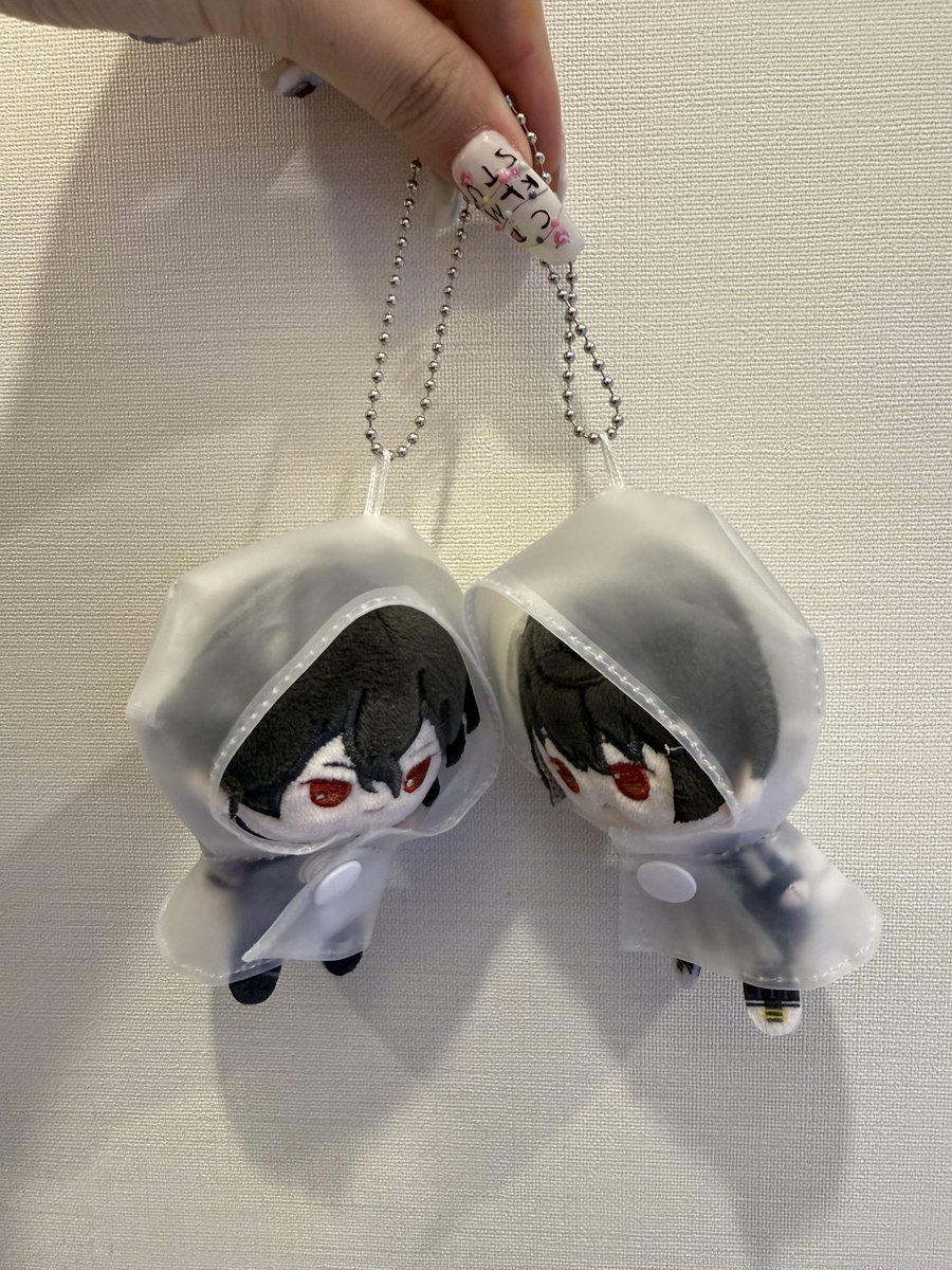 popnyan_ike's tweet photo. 💌商品展示💌

明日より販売開始のレインコートぬいストラップ☔️は、これまでにないミニサイズでの登場です✨
コンパクトで持ち運びやすく、推し活にもぴったり。
従来のぬいぐるみよりもさらに小さく、小さめバッグにも付けやすいサイズ感となっております👜💕

ぜひお迎えして、一緒にお出かけしてくださいね🌈
皆さまのご来店を心よりお待ちしております。

#ポップニャン新品
#ポップニャン_池袋
#ポップニャン_偶像夢幻祭