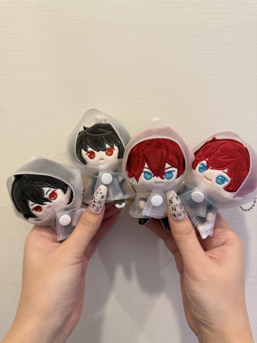 popnyan_ike's tweet photo. 💌商品展示💌

明日より販売開始のレインコートぬいストラップ☔️は、これまでにないミニサイズでの登場です✨
コンパクトで持ち運びやすく、推し活にもぴったり。
従来のぬいぐるみよりもさらに小さく、小さめバッグにも付けやすいサイズ感となっております👜💕

ぜひお迎えして、一緒にお出かけしてくださいね🌈
皆さまのご来店を心よりお待ちしております。

#ポップニャン新品
#ポップニャン_池袋
#ポップニャン_偶像夢幻祭
