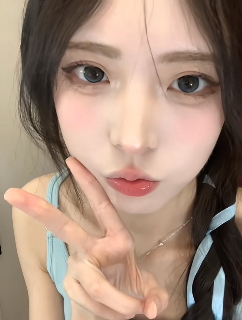 想吃大鸡巴～
#反差 #母狗 #合照 #射屏 #鸡巴 #抽脸