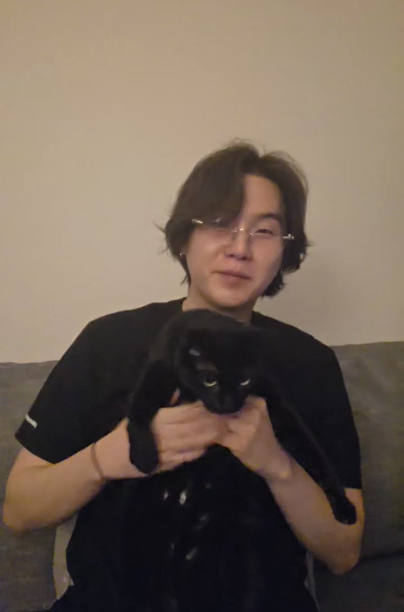 rcmjinnie's tweet photo. @BTStranslation_ Officially a cat dad 🥹😭 https://t.co/zdH1iO4qWE