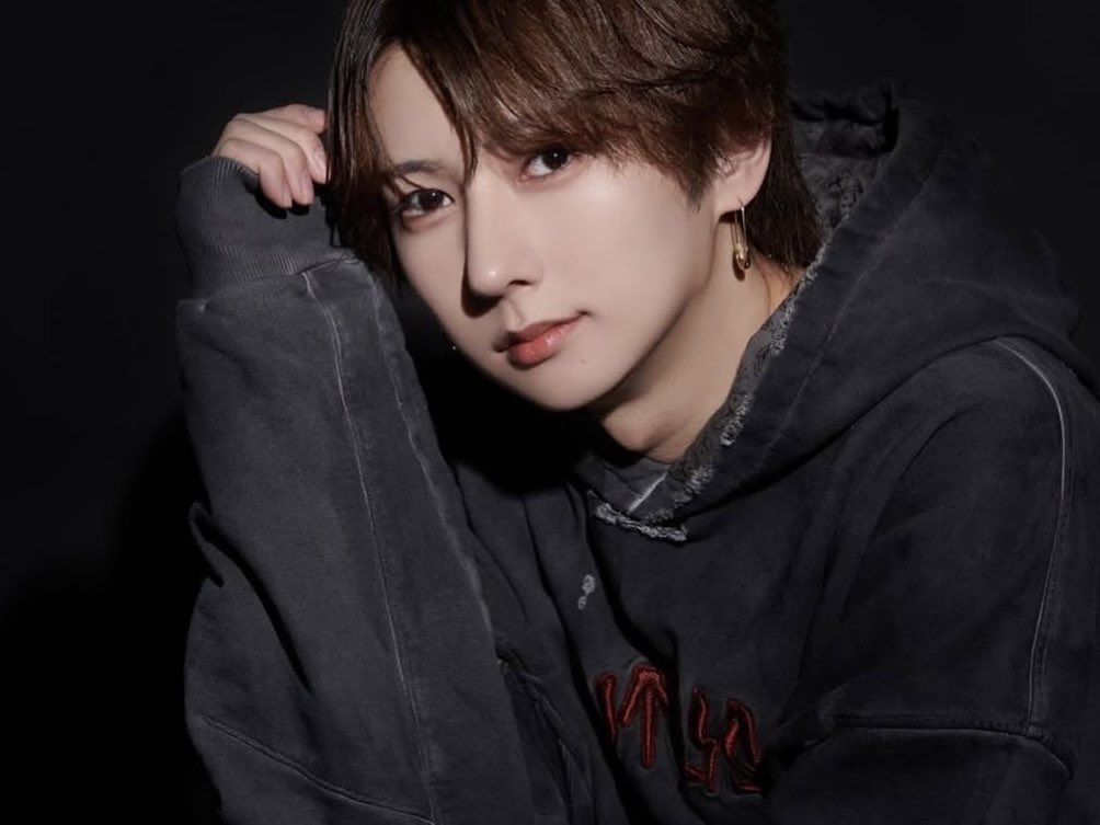 sake893corp's tweet photo. 【AIRのバブタトゥー発見】

Re:Act（@Club_Re_Act ）でバブタトゥー発見したんだけど、この甘めの顔で身長180cmあるんだ（神里綾華さん@ayaka_jihanki ）！！良いギャップ。

alphaのまつしまなおやさんで立証されてるけど、バブ×タトゥー×高身長は令和のホス狂いに刺さるジャンルの集合体なので、こちらの方も需要と売上がこれからまだまだ爆上がりすると思う。

なんか株の話みたいになってるけど、まさに「バーキン買うならホスト買え」的な話でホストも投資ゲームみたいなものだもんね。最近話題のAIR（というかRe:Act）の新キャッチフレーズはあながち正論である。