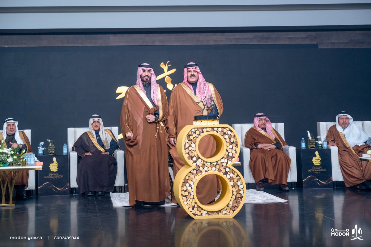 modon_ksa's tweet image. صاحب السمو الملكي الأمير عبدالعزيز بن سعد بن عبدالعزيز أمير منطقة حائل، يكرم مدير المدينة الصناعية بحائل م. هاني الشمري بجائزة #بصمة مسار التميّز الذهبي، والتي تمنح للمسؤولين المتميزين نظير جهودهم ومتابعتهم الشخصية.