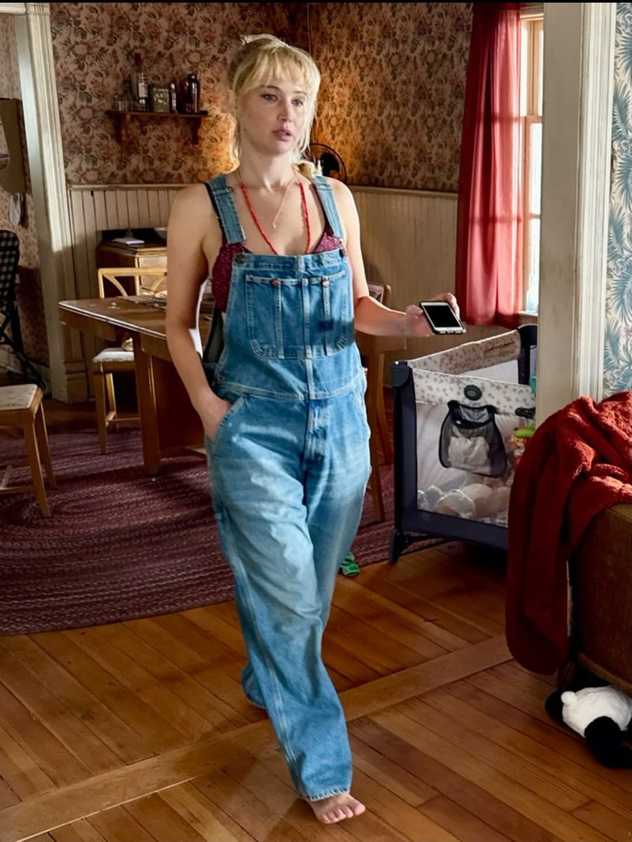 lawrencedaily's tweet image. Jennifer Lawrence behind the scenes of ‘DIE MY LOVE’ via keepalbertarolling on Instagram.