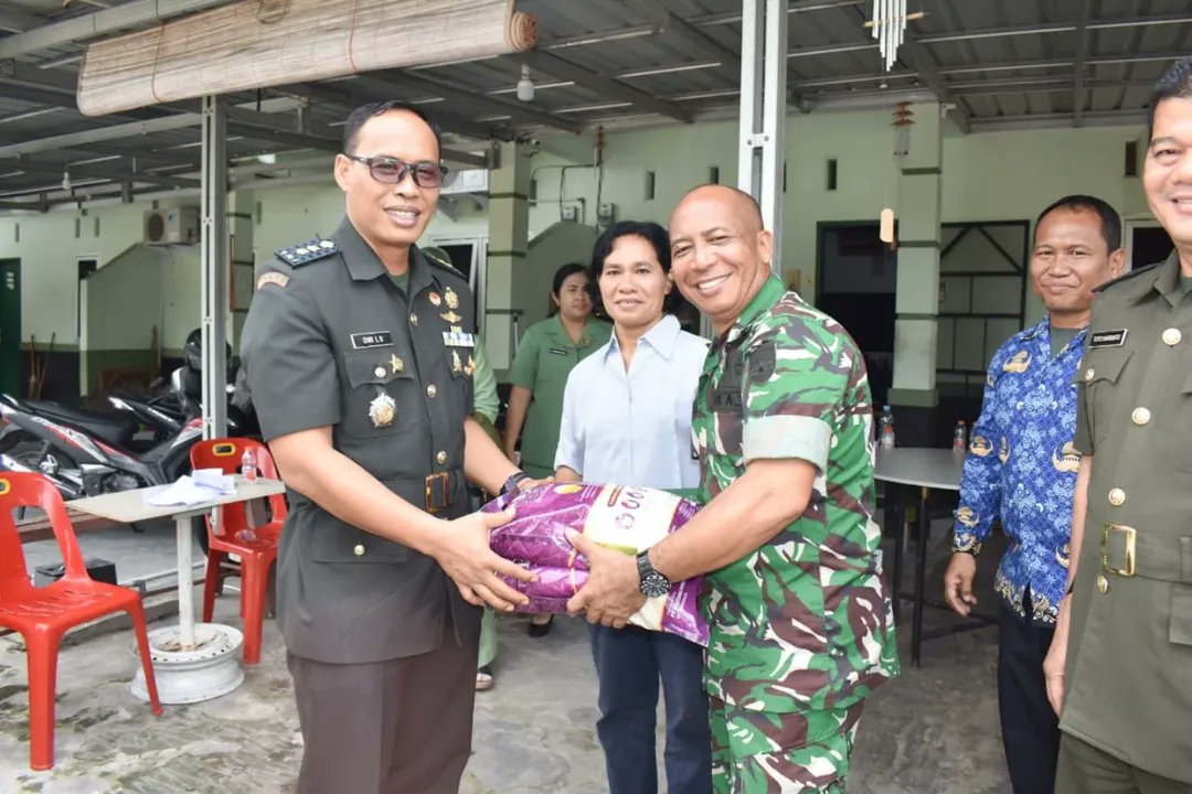 ajendam1bb's tweet photo. Kegiatan Anjangsana Kaajendam I/BB Letkol Caj Dwi Listyo Saputro Dan Perwakilan Personil Ajendam I/BB Beserta Ketua, Pengurus Persit KCK Ranting 3 Cab Ajen. https://t.co/KyKdhiIyJJ