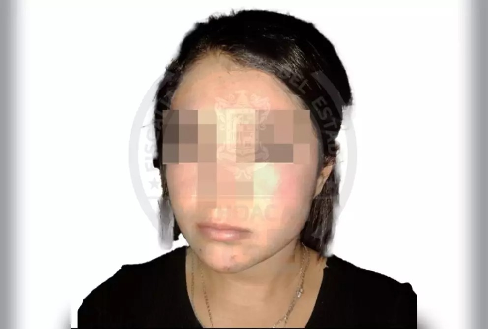 🔴 Una mujer fue asesinada tras una supuesta revisión de rutina por parte de policías en #Michoacán.

Hechos por los que una oficial fue detenida tras su presunta participación en el caso.

aztecanoticias.info/3MTupkM