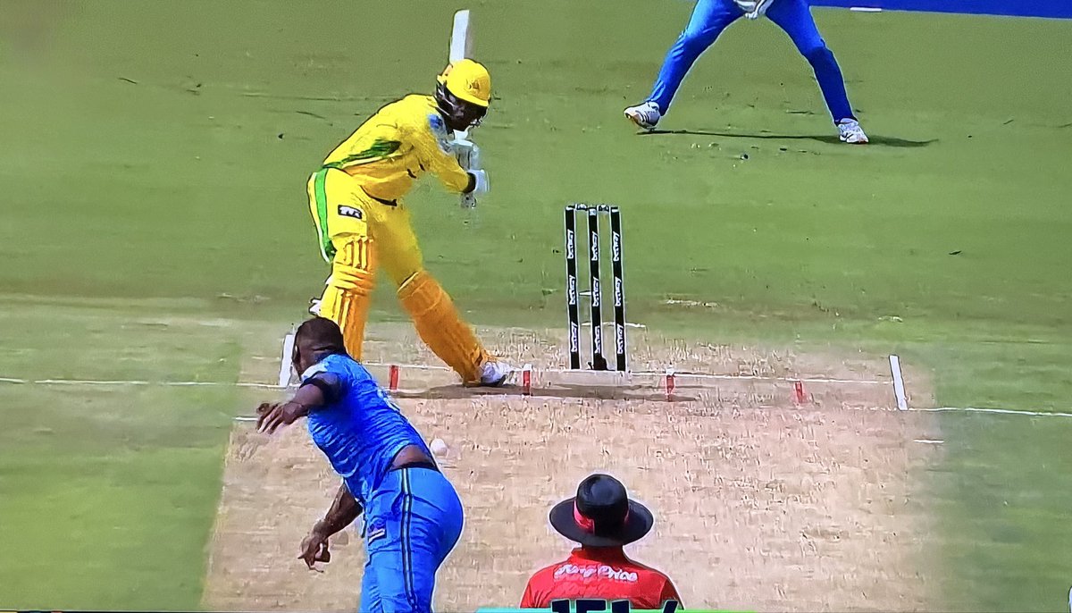 ashwinravi99's tweet photo. Akeal Hosein doing it all 💪
Solid contribution with the bat, economical spells with the ball, slotting in seamlessly for JSK and helping build something beautiful. 

Impact player in every sense. 🔥🏏 #SA20 https://t.co/AvDTpcAgMP