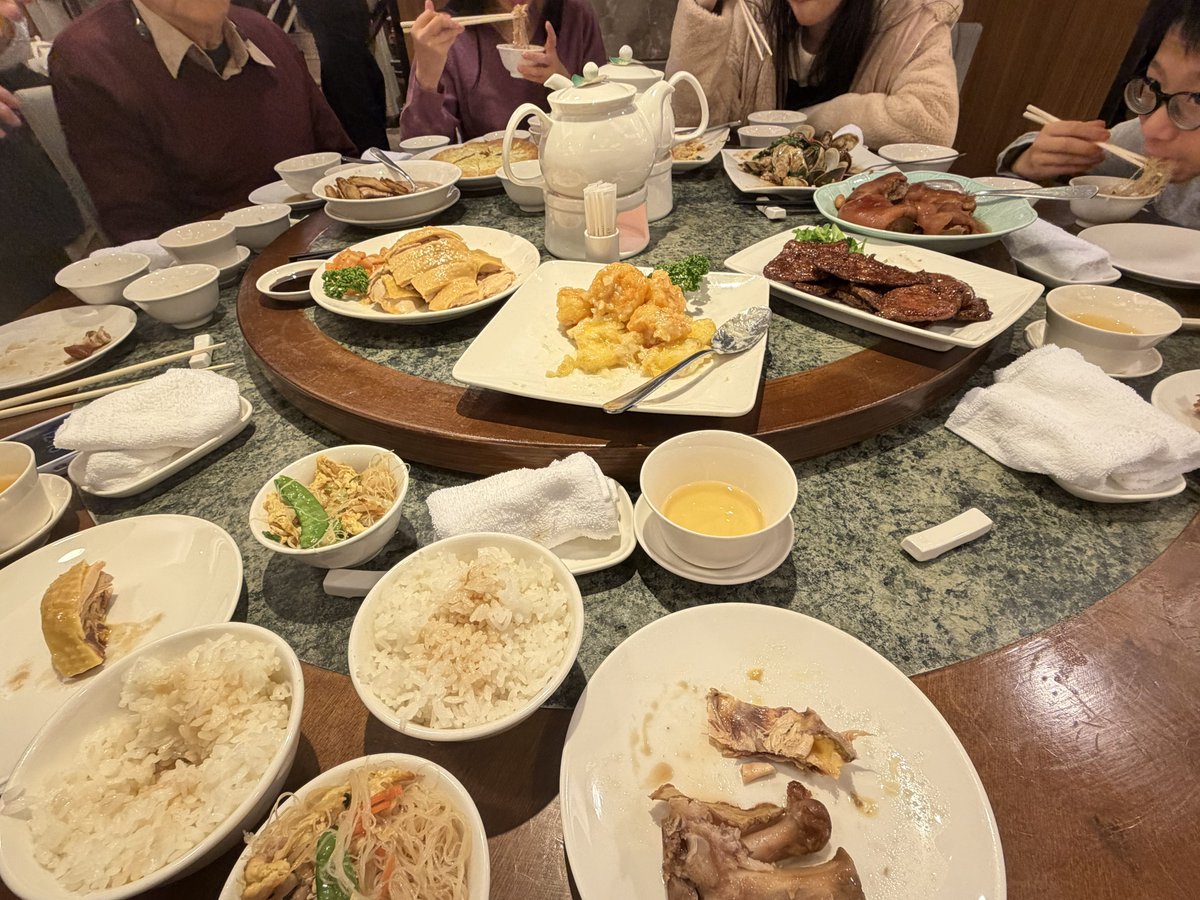 台北最終日
ファミリーで最高の台湾料理
予約超難関店『欣葉』本店
名物の煎豬肝(レバーのグリル)、豚足、ミーフンが絶品でした。