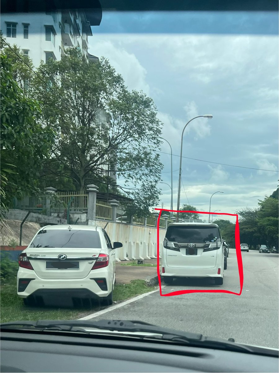 Sejak Mak Kimbong makin femes, Alhamdulillah ramai dtg. Sebagai penduduk sini, mohon jgn parking kt kawasan ni ya. Semalam dah ada yg accident kat sini. Harap cari parking lain yg lebih selamat &amp; x ganggu lalu lintas.

Tq atas kerjasama 🤍
#bandarbarubangi