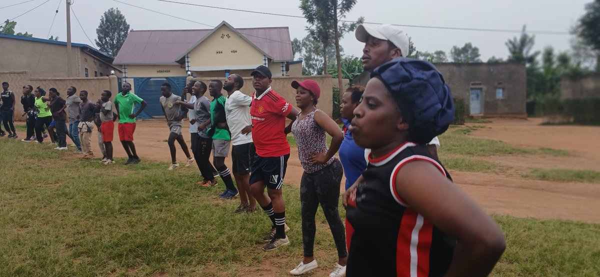 Alain_ppt's tweet photo. ""RWIMIYAGA CARFREE DAY "
Uyu munsi twazindukiye muri siporo rusange yatangiye twiruka (Jogging) kuva muri centre ya #Bugaragara tugera muri centre ya #Rwimiyaga tugaruka kukibuga cya Nyarupfubire ahakorewe imyitozo ngororamubiri itandukanye.
@NyagatareDistr https://t.co/aMPZE8kfC9