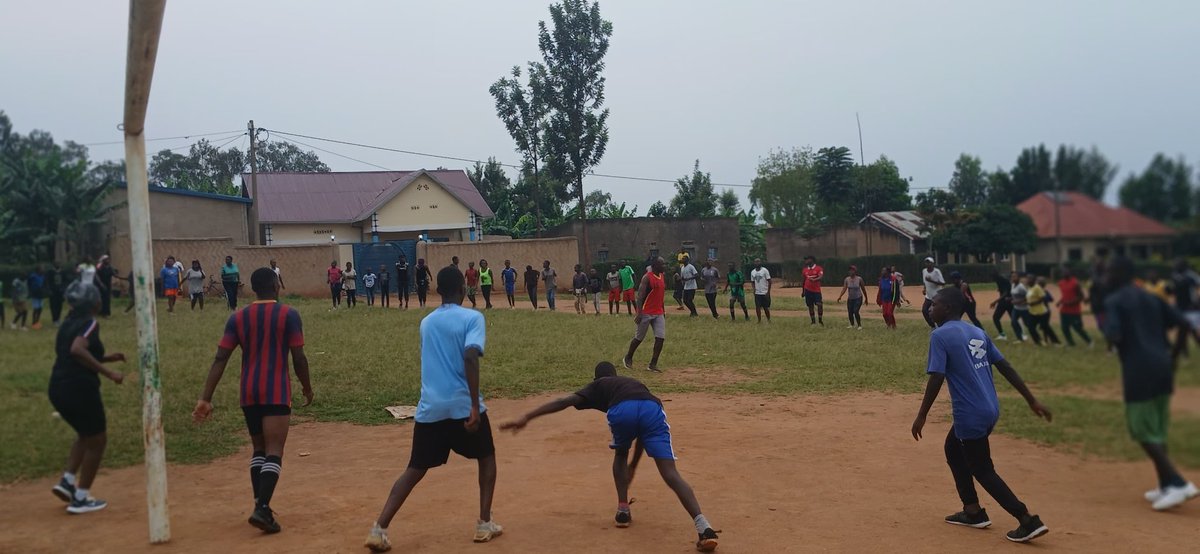Alain_ppt's tweet photo. ""RWIMIYAGA CARFREE DAY "
Uyu munsi twazindukiye muri siporo rusange yatangiye twiruka (Jogging) kuva muri centre ya #Bugaragara tugera muri centre ya #Rwimiyaga tugaruka kukibuga cya Nyarupfubire ahakorewe imyitozo ngororamubiri itandukanye.
@NyagatareDistr https://t.co/aMPZE8kfC9