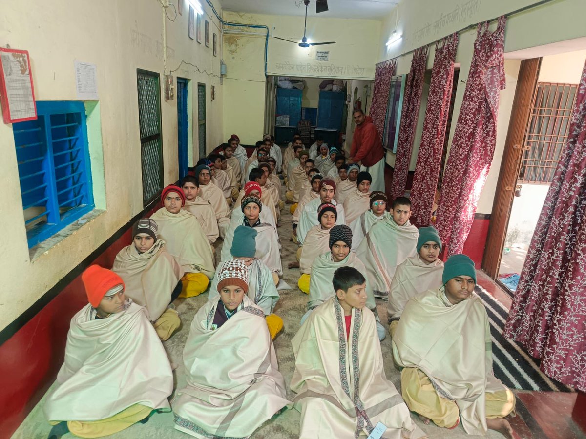 वेद पाठशाला के सभी छात्रों, अध्यापकों को शीतकालीन ऊनी वस्त्र वितरण के तहत शॉल प्रदान की गई। ⁦<a href="/JaddipalVV/">JADDIPAL Viroopaksha</a>⁩
