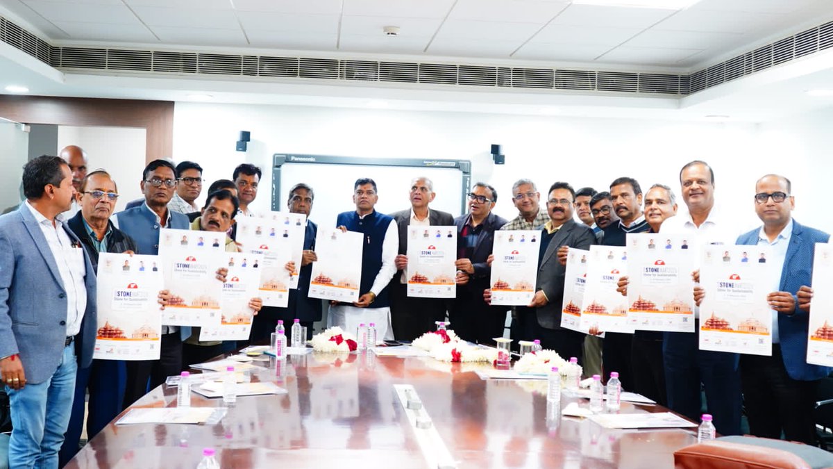 lubindia's tweet photo. जयपुर में आयोजित होने वाले “5 से 8 फ़रवरी “इंडिया स्टोन मार्ट - 2026“ के लिए आज लघु उद्योग भारती की मकराना एवं किशनगढ़ शाखा ने मार्बल व्यापार से जुड़े कारोबारियों के साथ एक महत्वपूर्ण बैठक की , जिसमें स्टोन मार्ट 2026 के आयोजन, मार्बल उद्योग की वर्तमान स्थिति और व्यापारियों के सामने आने वाली चुनौतियों पर विस्तृत चर्चा हुई 
बैठक का उद्देश्य मकराना एवं किशनगढ़ के मार्बल व्यापार को नए अवसरों से जोड़ना एवं उद्योग के विकास के लिए ठोस रणनीतियों पर काम करना रहा। 
बैठक में लघु उद्योग भारती के प्रतिनिधिमंडल मे राष्ट्रीय संयुक्त महासचिव श्री नरेश पारीक जी , इंडिया स्टोन मार्ट के संयोजक व लघु उद्योग भारती के प्रदेश उपाध्यक्ष श्री नटवर अजमेरा जी , दीपक अजमेरा जी,मुकुल रस्तोगी जी , संजीव मोदी जी , पूर्व विधायक श्रीराम भींचर जी एवं भाजपा जिला अध्यक्ष श्री मति सुनीता रांदड़ जी व रिको, जिला उद्योग केन्द्र के अधिकारी सहित व्यापारीगण उपस्थित रहे ।।किशनगढ़ मार्बल एसोसिएशन में आयोजित हुई बैठक में एसोसिएशन के अध्यक्ष श्री सुधीर जैन जी, लघु उद्योग भारती के अध्यक्ष श्री उमेश गोयल जी एवं मार्बल उद्योग के गणमान्य बंधु उपस्थित रहे।

#msme  #viksitbharatvasi  #lub 
#GrassrootsCentricEconomicDevelopment
