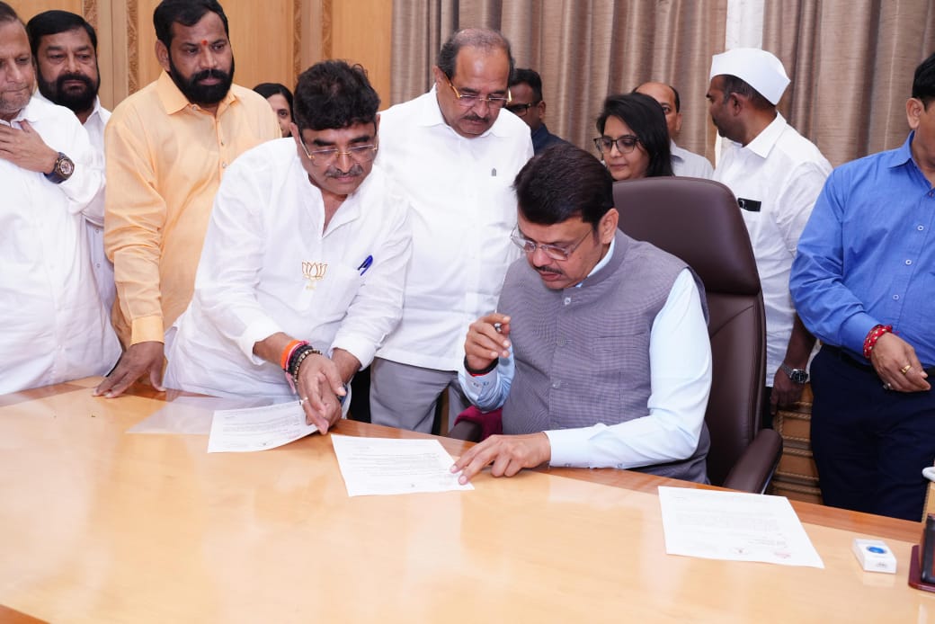 अराजपत्रित संयुक्त पूर्व परीक्षा २०२५ च्या जाहिरातीला ७ महिने विलंब झाला आहे. हजारो पात्र विद्यार्थी केवळ वयोमर्यादेच्या अटीमुळे परीक्षेला मुकण्याची भीती निर्माण झाली आहे. विद्यार्थ्यांवर होणारा हा अन्याय दूर करण्यासाठी मी मुंबईत मुख्यमंत्री मा.<a href="/Dev_Fadnavis/">Devendra Fadnavis</a> जी यांची भेट घेतली.