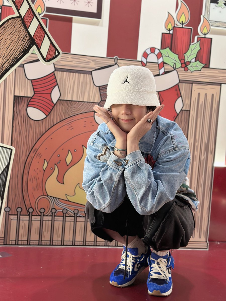 ❤️วันอาทิตย์แล้ว 💫
พักผ่อนกันเยอะๆ เลยน้า 🛌🤍
อีกแค่ 2 วันเองง ⏳ ก็จะได้หยุดยาวแล้ว เย้ๆ 🎉💙
สู้ไปด้วยกันนะ บิวอยู่ข้างๆ ส่งกำลังใจให้ตลอดเลย 🫶🥰✨
Byl 💖🌟”

<a href="/JakeB4rever/">BIU.</a> 
#BuildJakapan 
#Beyourluve