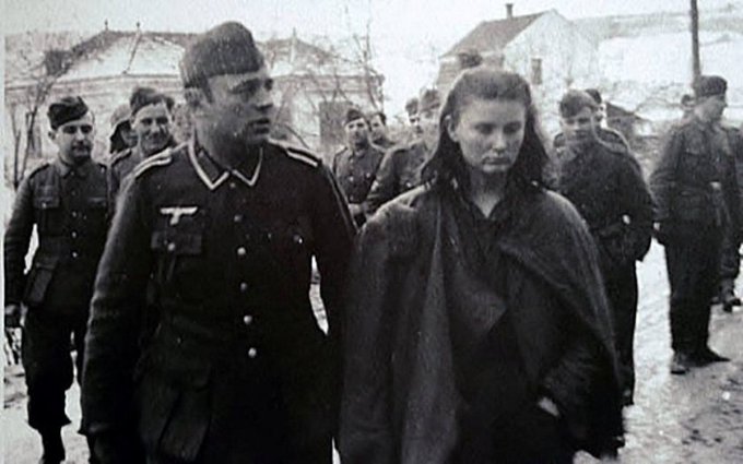 1943'te Naziler tarafından idam edilen 17 yaşındaki Komünist kahraman 19.12.1925 doğumlu Yugoslav Partizanı Lepa Radić. ☭
Onu idam edenler, urganı boynuna geçirmeden önce 3 gün ağır işkenceden geçirdiler, yoldaşlarının kimliklerini ifşa etmesi karşılığında ona özgürlük vaat