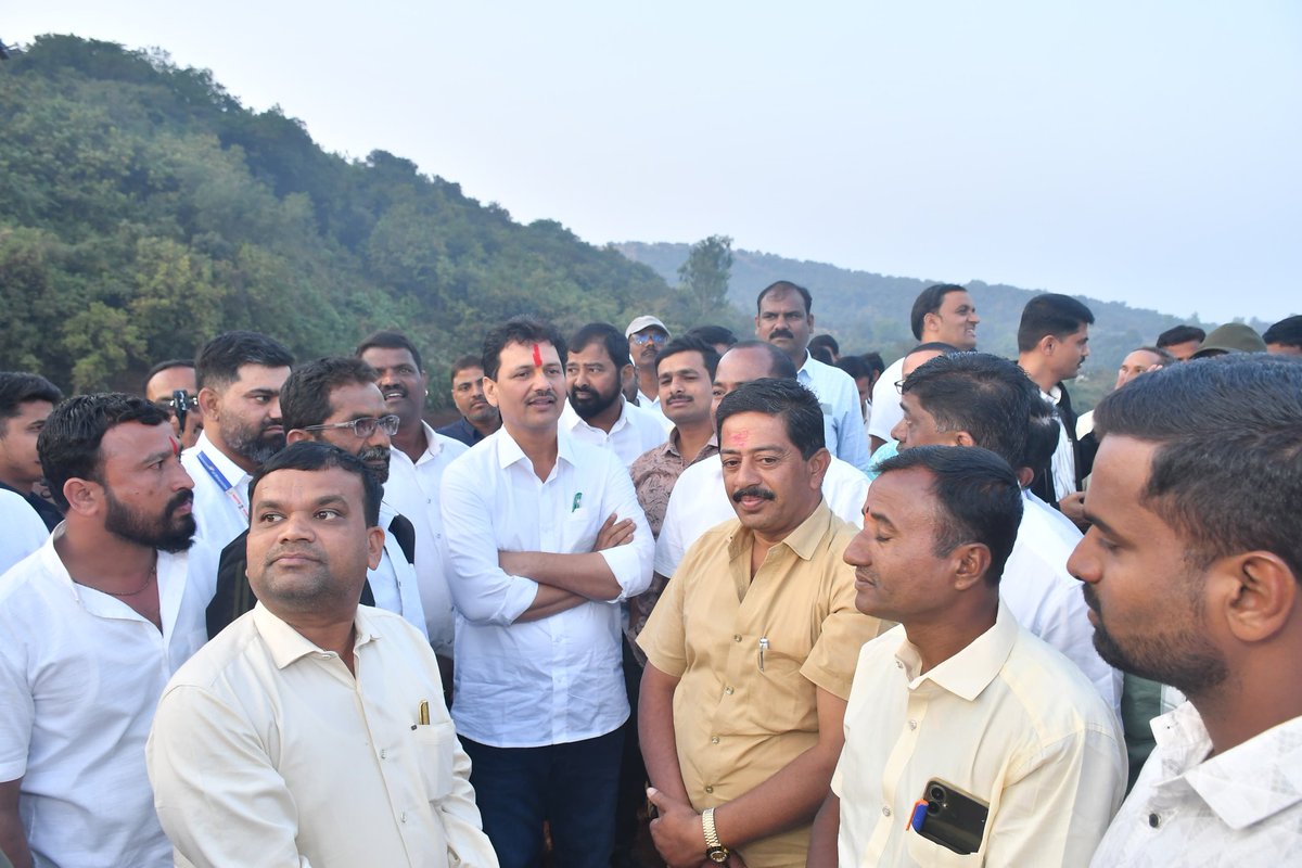 iprakashabitkar's tweet photo. राधानगरीच्या विकासाला नवी दिशा देणारा बनाचीवाडी पाटबंधारे प्रकल्प!

राधानगरी तालुक्यातील बनाचीवाडी लघु पाटबंधारे प्रकल्पाची प्रत्यक्ष पाहणी करताना केवळ एक काम नव्हे, तर या परिसराच्या उज्ज्वल भविष्याचा एक आशेचा किरण डोळ्यांसमोर उभा राहिला. हा प्रकल्प पूर्णत्वास गेल्यानंतर परिसरातील वाड्या-वस्त्या आणि गावांचे चि���्रच बदलणार असून, पाण्याअभावी संघर्ष करणाऱ्या घराघरात नवी उमेद निर्माण होणार आहे.

प्रकल्पग्रस्त बांधवांशी संवाद साधताना त्यांच्या अडचणी, अपेक्षा आणि भावना अगदी जवळून समजून घेतल्या. तसेच विकासाच्या प्रवाहात समाजातील कोणताही घटक मागे राहणार नाही, याबाबत आश्र्वासित केले.

या भागातील प्रत्येक घरापर्यंत पाणी, समृद्धी आणि स्थैर्य प��होचावे, हे केवळ माझे स्वप्न नसून ध्येय आहे आणि त्या ध्येयाच्या पूर्ततेकडे टाकलेले, हे एक निर्णायक पाऊल आहे.

🗓️ २६ डिसेंबर २०२५ l📍 बनाचीवाडी, ता. राधानगरी

#Shivsena #prakashabitkar #minorirrigationproject #WaterForAll  #InfrastructureDevelopment