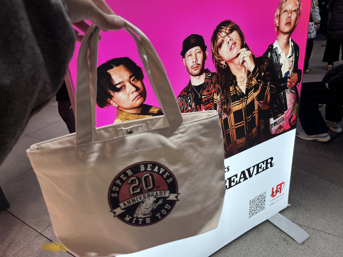smkabm5's tweet photo. 原宿×SUPER BEAVER🦫！
原宿限定デザインだけ作ってきたー！！！！
ネットで買えるものはおうちでゆっくり制作する←
(未だに悩んで注文出来てない😂) https://t.co/84cdyvhF3k