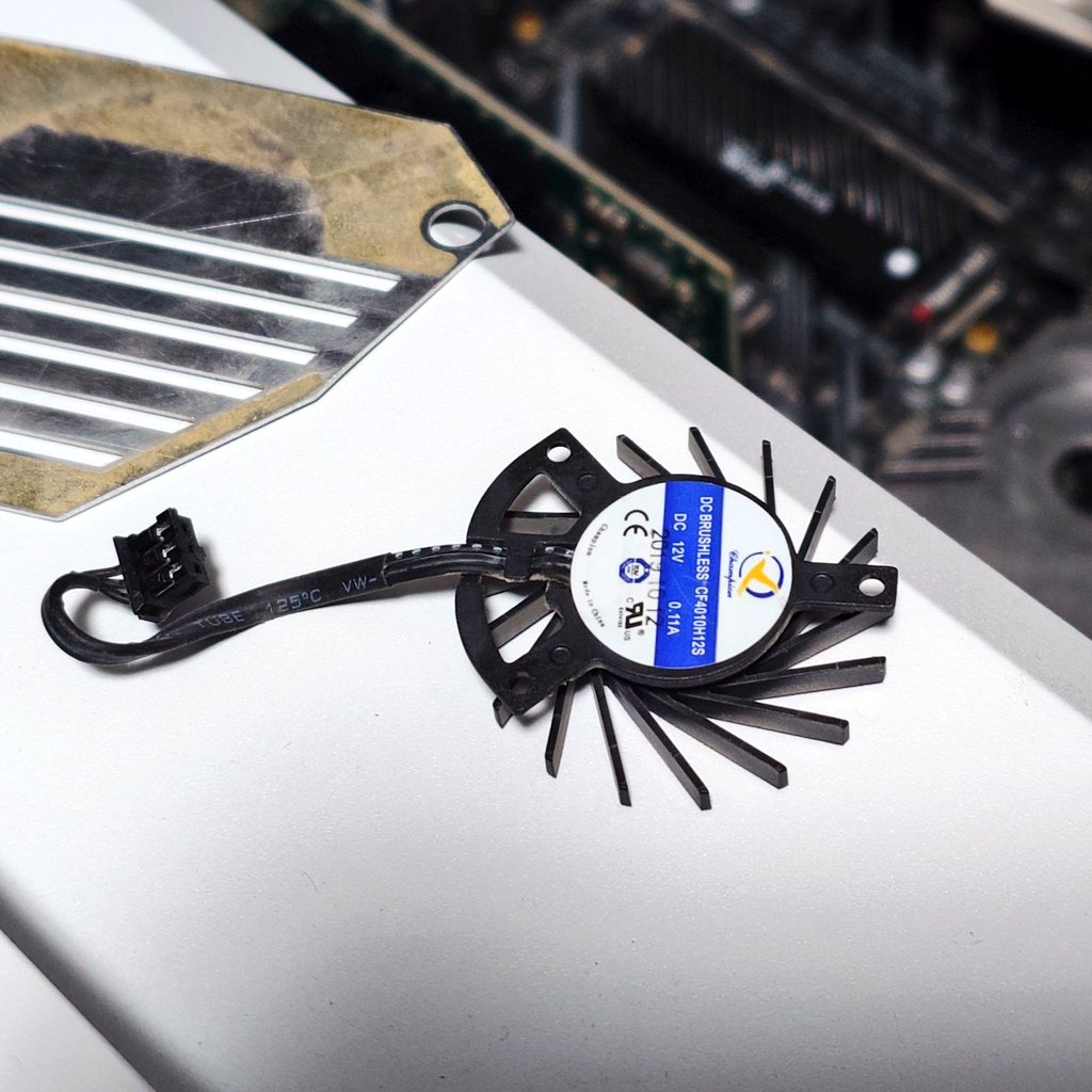 チップセットファンがガタガタいうから分解してみたんだけどこれ直せるものでもない気がするな

どうしよう