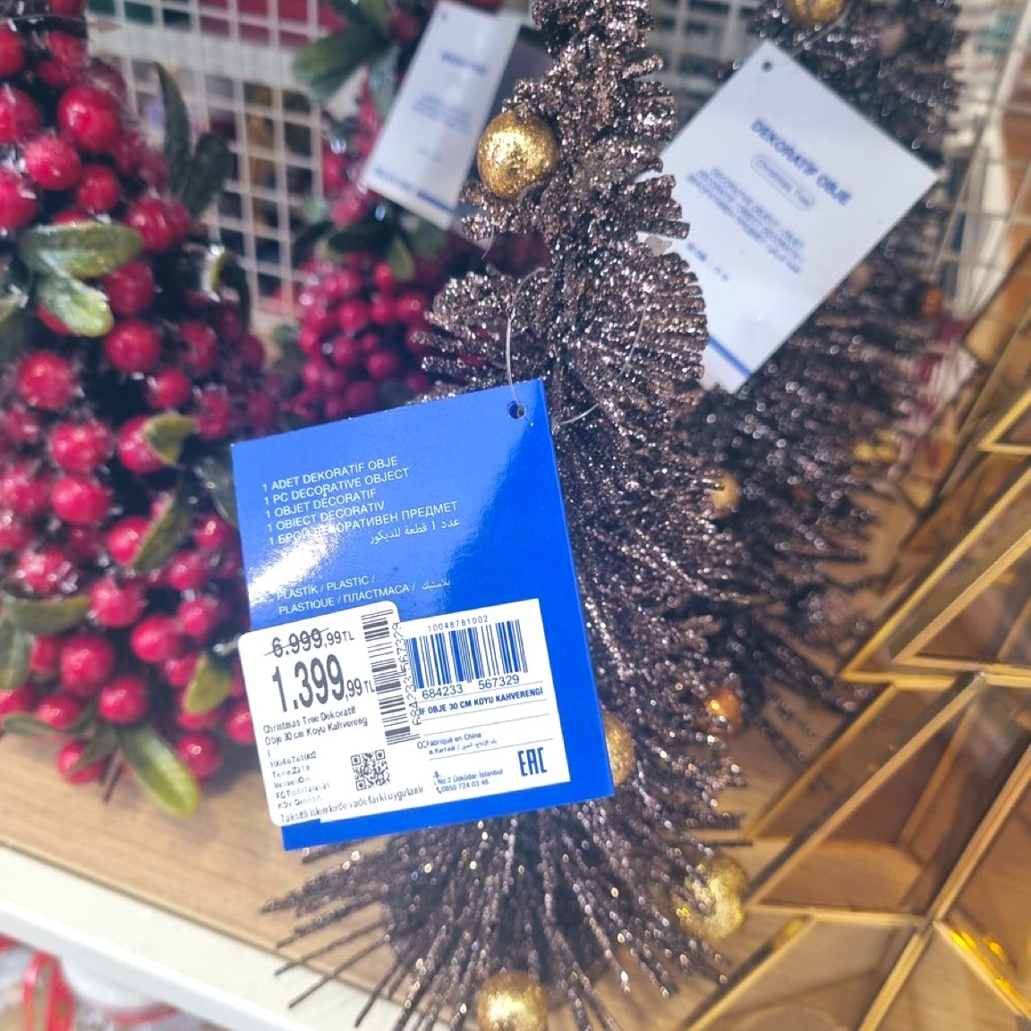 Şu English Home &amp; Madame Coco fiyat politikalarını kim denetleyecek? Bavul 12.000 liradan 2.400’e düşmüş, 30 cm yılbaşı ağacı da normal günde 7.000’miş, yeni yıla 4 gün kala hayrına 1.400’e düşürmüşler. Bu mağazalarda sürekli yanıltıcı indirim oranları var. Lütfen müdahale edin.