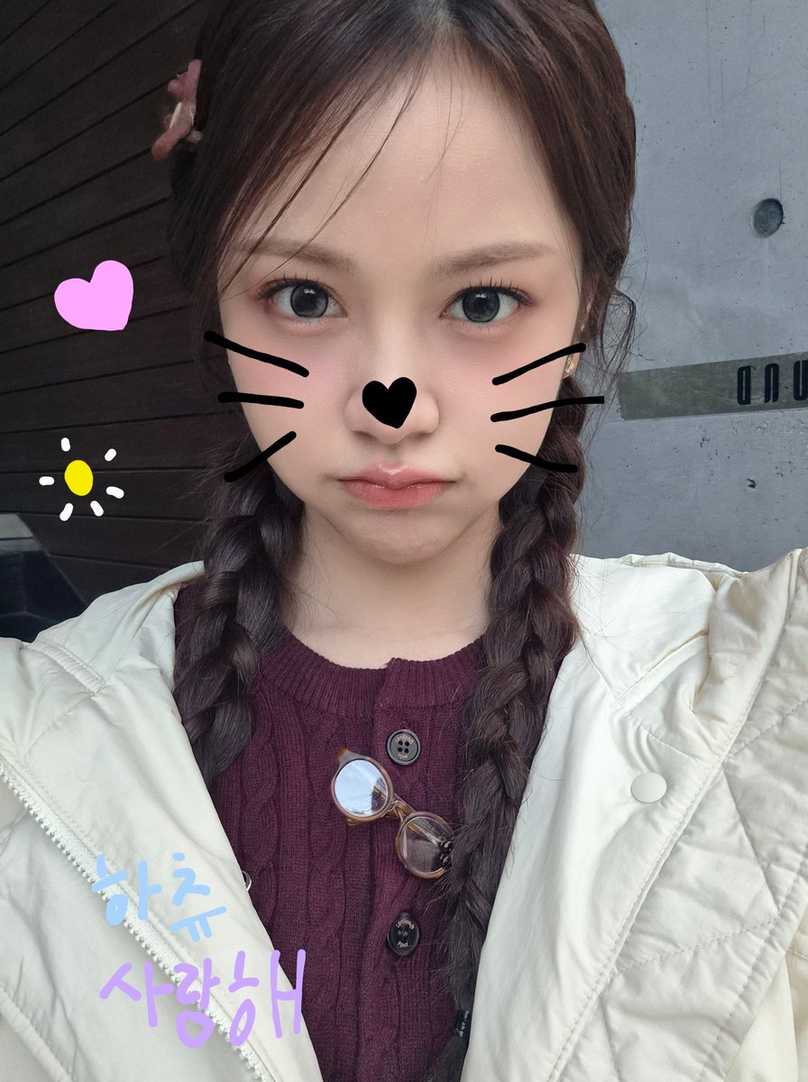 H2HBase_'s tweet image. 📸 | 251228 — #CARMEN weverse update.

"꾸며보세용🤓 - (Decorate it🤓)"

#Hearts2Hearts #하츠투하츠 #H2H @Hearts2Hearts