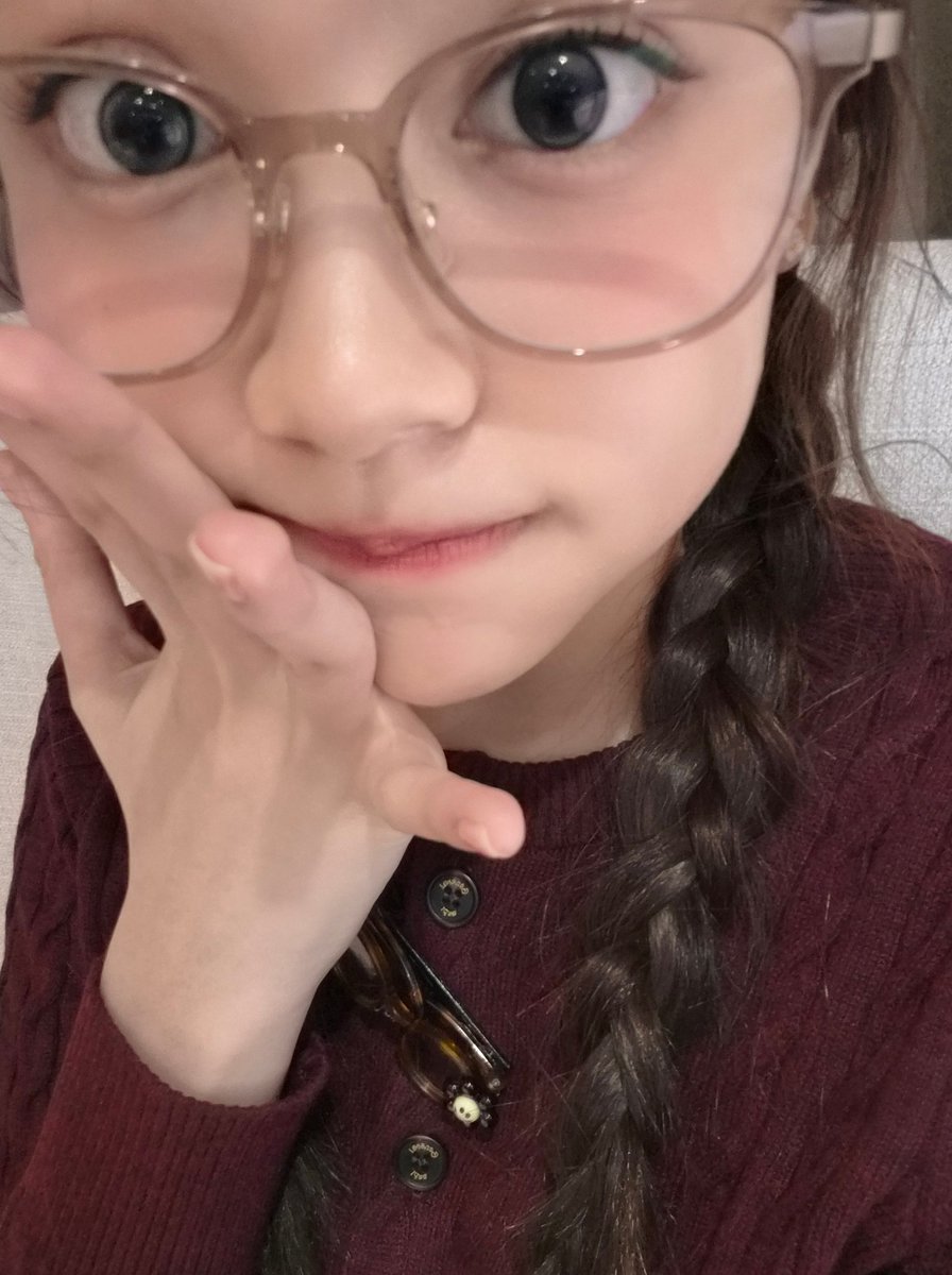 H2HBase_'s tweet image. 📸 | 251228 — #CARMEN weverse update.

"꾸며보세용🤓 - (Decorate it🤓)"

#Hearts2Hearts #하츠투하츠 #H2H @Hearts2Hearts