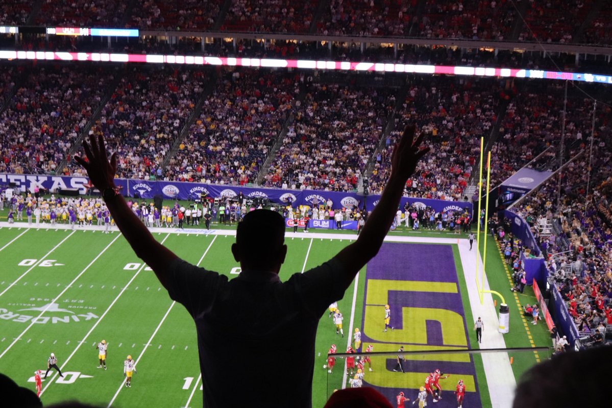 houmayor's tweet image. Congratulations to @UHCougarFB on a huge win in the Kinder’s Texas Bowl over the LSU Tigers! An electric game from start to finish and a season our city can be proud of.
To all Houstonians celebrating, do it safely and responsibly. Go Coogs! 🐾🏈