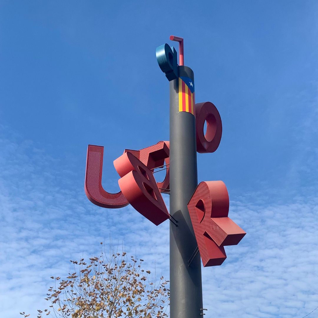 🚨! 
El Parlament ha votat la reubicació  de la capital.  Molins de Rei, nova capital de la #República! Es farà oficial a la Fira de la Candelera. 
El president de la Generalitat s'ha quedat encallat en un túnel de la R4 a Martorell , la presa de possessió es retarda sine die 😉