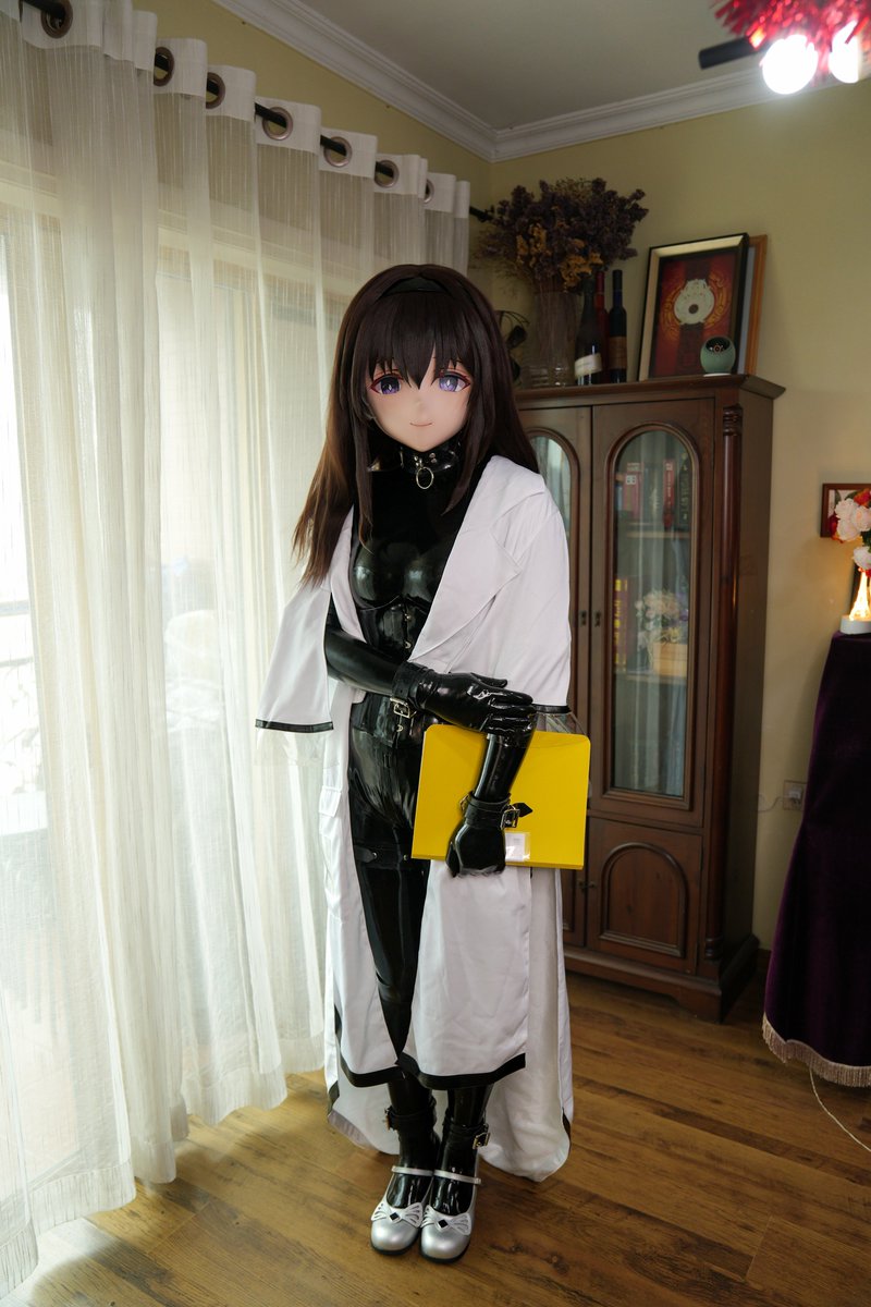 fYPAM1's tweet image. 当她再次出现在我们面前时，那熟悉的外套下是漆黑发亮的身体，她说这是与液态源石接触后的产物，身上的约束具是为了控制液态源石不让其继续包裹全身，把她变成源石的傀儡。
#latex #rubber #kigurumi #着ぐるみ   #kig #明日方舟 #Arknights #アークナイツ #プリースティス #普瑞赛斯 #Priestess