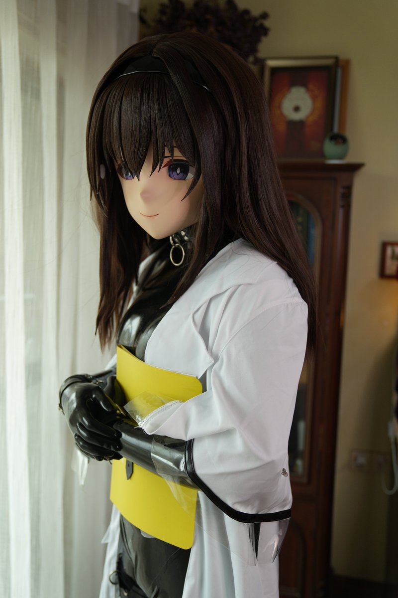 fYPAM1's tweet image. 当她再次出现在我们面前时，那熟悉的外套下是漆黑发亮的身体，她说这是与液态源石接触后的产物，身上的约束具是为了控制液态源石不让其继续包裹全身，把她变成源石的傀儡。
#latex #rubber #kigurumi #着ぐるみ   #kig #明日方舟 #Arknights #アークナイツ #プリースティス #普瑞赛斯 #Priestess