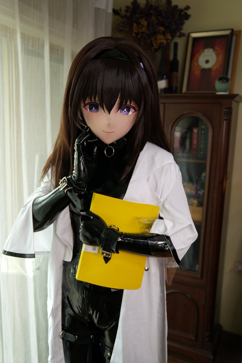 fYPAM1's tweet image. 当她再次出现在我们面前时，那熟悉的外套下是漆黑发亮的身体，她说这是与液态源石接触后的产物，身上的约束具是为了控制液态源石不让其继续包裹全身，把她变成源石的傀儡。
#latex #rubber #kigurumi #着ぐるみ   #kig #明日方舟 #Arknights #アークナイツ #プリースティス #普瑞赛斯 #Priestess