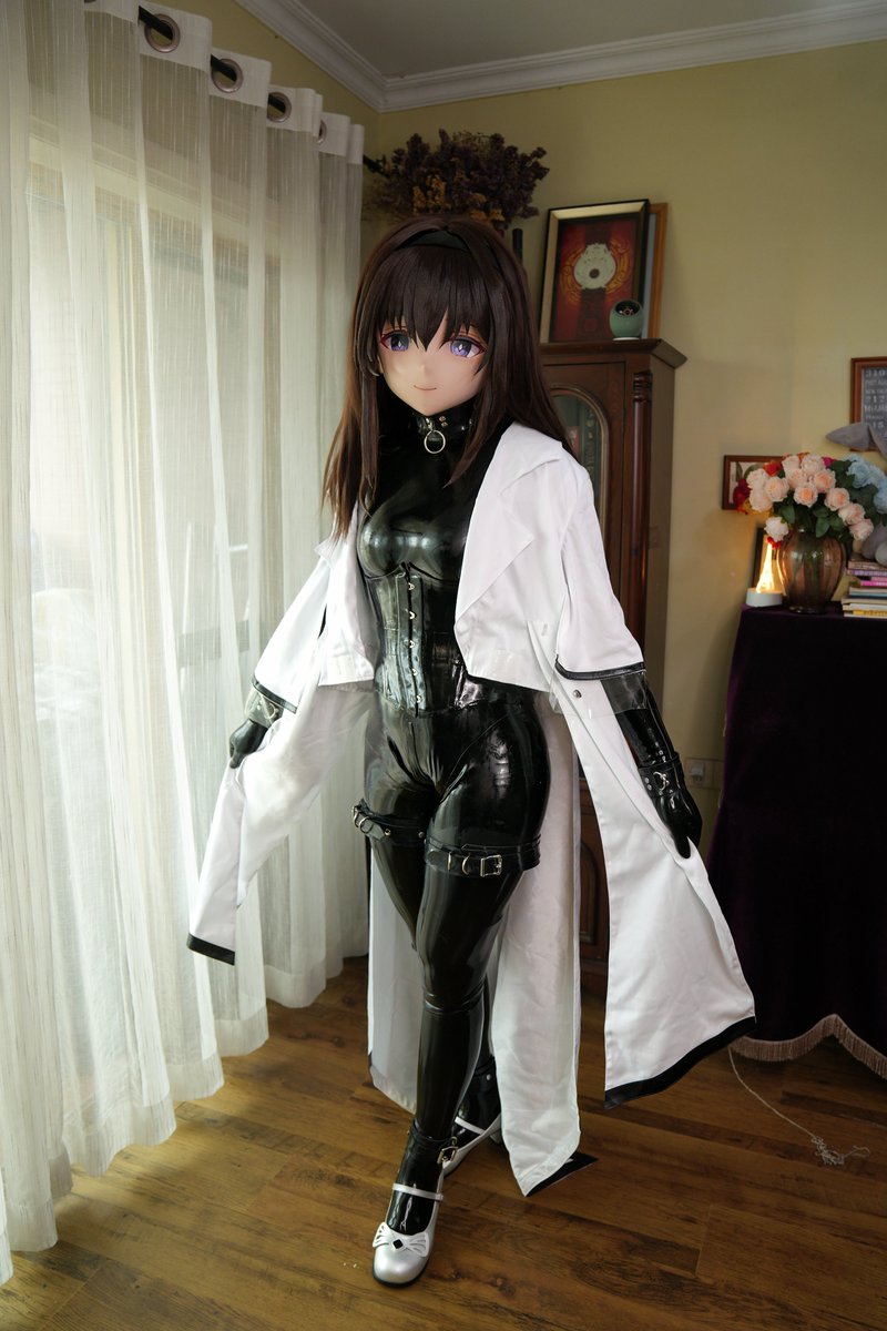 fYPAM1's tweet image. 当她再次出现在我们面前时，那熟悉的外套下是漆黑发亮的身体，她说这是与液态源石接触后的产物，身上的约束具是为了控制液态源石不让其继续包裹全身，把她变成源石的傀儡。
#latex #rubber #kigurumi #着ぐるみ   #kig #明日方舟 #Arknights #アークナイツ #プリースティス #普瑞赛斯 #Priestess