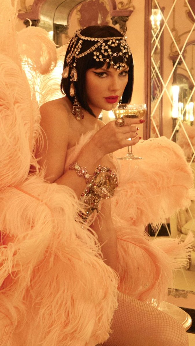 Taylorfaclubee's tweet photo. The life of showgirl 🧡🔥 https://t.co/kwRqNomikU