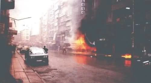 erdincakin's tweet photo. Bugün 12 insanı katleden bir terörist müebbet aldıktan sonra tahliye edildi ve konferans verecekmiş. Bu konuya aslında şu görseller ve tarih ile bakmak lazım! 25 Aralık 1991 https://t.co/AYZtrqbsS1